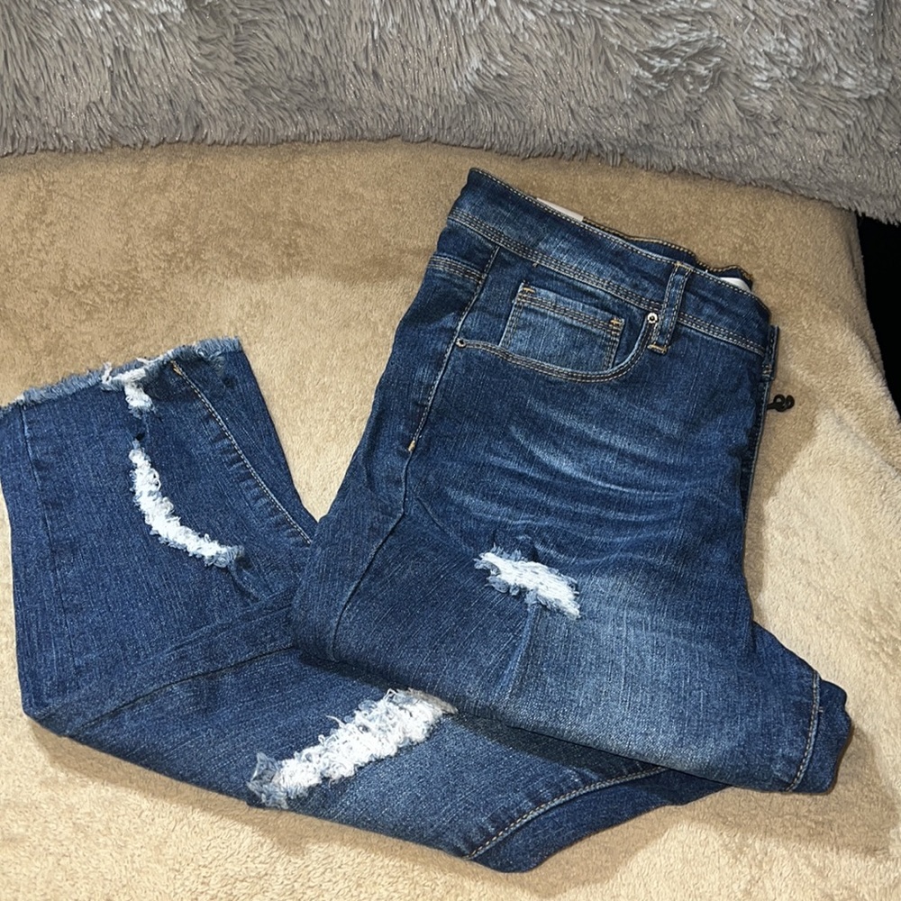 Almost Famous Women’s High Rise Skinny Jeans Size 11 NWT Distressed - Picture 6 of 8